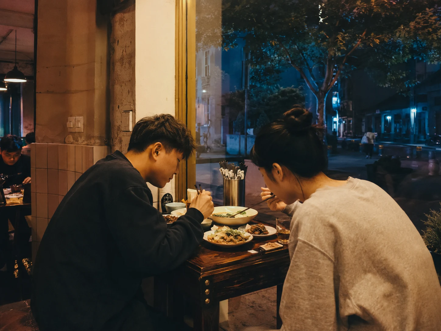 年轻人在武汉本地小店体验夜晚烟火气