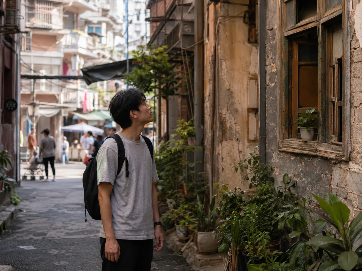 年轻旅行者因为好奇拐进武汉老街小巷